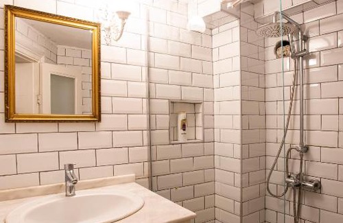 Konak Apartment | Inviting Mansion with Lemon Tree - Ideal for Families