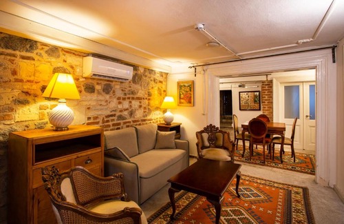 Konak Apartment | Inviting Mansion with Lemon Tree - Ideal for Families