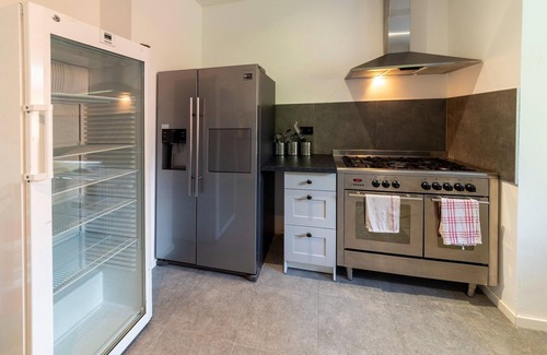 Buellingen Villa | Idyllic Mansion with Pool, Spa & 10/10 Guest Rating
