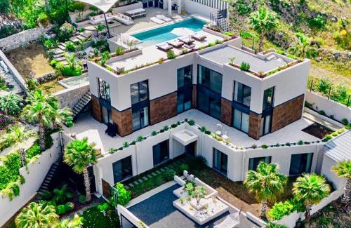 Dagbelen Villa | Elegant Mansion Overlooking the Sea with Breakfast Included