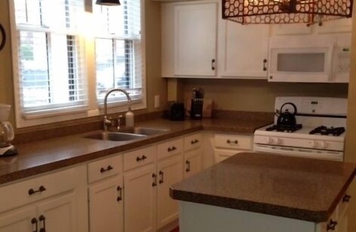 Summit Hill Condo | Historic Mansions with Dining and Shopping at Your Doorstep