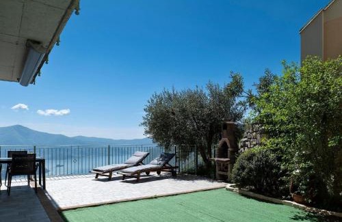 Plassi Apartment | Relax at Mantegna: Garden Oasis with Lake Views & Pool