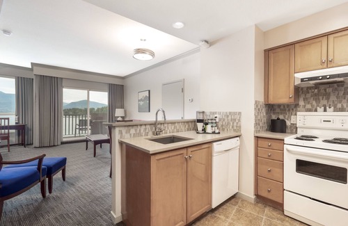 South Pandosy Resort | Experience Manteo at Eldorado Resort with Ocean Views & Spa