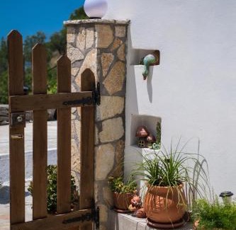 Exanthia Apartment | Family-Friendly Retreat at Manthiata Studios - Guest Rated 9/10