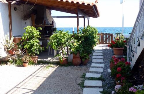 Paralia Kallonis Apartment | Cozy Manthos Sea View: Pet-Friendly with Great Reviews