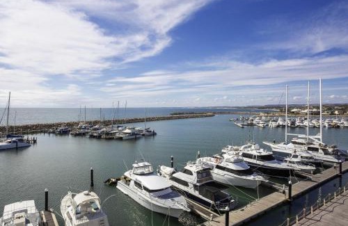 Geraldton Apartment | Relax at Mantra Geraldton: Oceanfront Oasis with Pool & Hot Tub