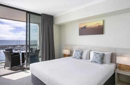 Geraldton Apartment | Relax at Mantra Geraldton: Oceanfront Oasis with Pool & Hot Tub