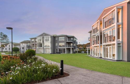 Lorne Resort | Discover Mantra Lorne: Oceanfront Bliss with Pool Access