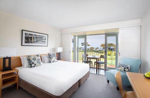 Lorne Resort | Discover Mantra Lorne: Oceanfront Bliss with Pool Access