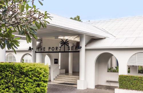 Port Douglas Hotel | Relax at Mantra PortSea: Family-Friendly with Pool & Hot Tub