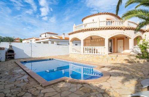 Miami Platja Villa | Pet-Friendly Manuela: Family Retreat with Pool Access