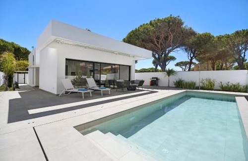 Poblado Sancti Petri Villa | Exceptional Manuela Sea Villa: Oceanfront Retreat Awaits
