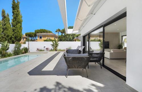 Poblado Sancti Petri Villa | Exceptional Manuela Sea Villa: Oceanfront Retreat Awaits