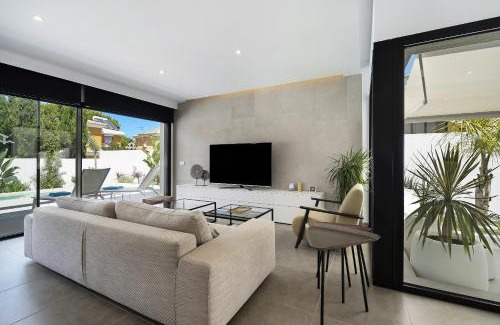 Poblado Sancti Petri Villa | Exceptional Manuela Sea Villa: Oceanfront Retreat Awaits