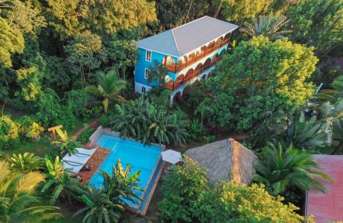 Isla de Utila Hotel | Elegant MANURII Garden: Pet-Friendly with Pool & Breakfast