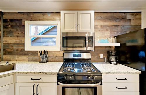 Lakeside Park House | Discover Manzanita Holiday 4: Family-Friendly Retreat