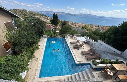 Adalar House | Family-Friendly Getaway at Manzaraada Tepe with Kitchen
