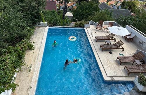 Adalar House | Family-Friendly Getaway at Manzaraada Tepe with Kitchen