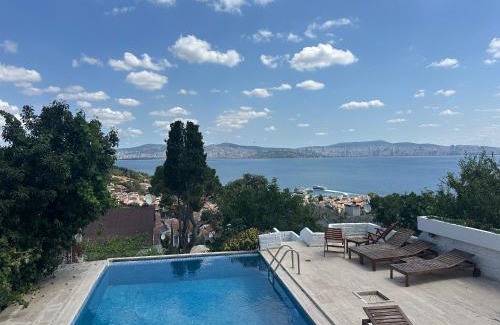 Adalar House | Family-Friendly Getaway at Manzaraada Tepe with Kitchen