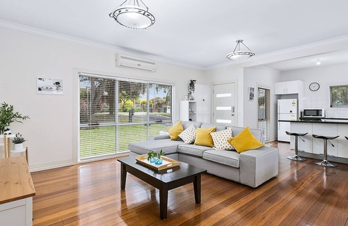 Rye House | Beachfront Bliss: Maori by the Bay with Ocean View & Pool