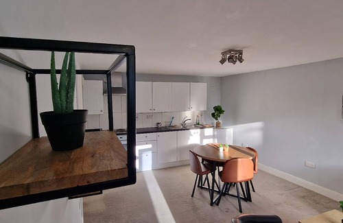 Royston Cottage | Pet-Friendly Getaway at Maple by Paymán Club