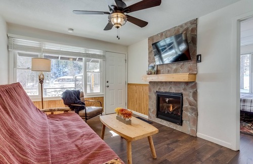 Lyons Cabin | Maple Cabin: Pet-Friendly Retreat Near RMNP for Winter Fun