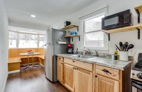 Lyons Cabin | Maple Cabin: Pet-Friendly Retreat Near RMNP for Winter Fun