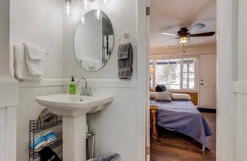Lyons Cabin | Maple Cabin: Pet-Friendly Retreat Near RMNP for Winter Fun