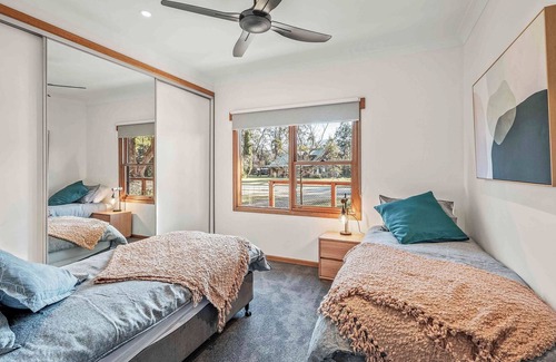 Porepunkah House | Maple Cottage Porepunkah - Modern Getaway with Pool & Pets
