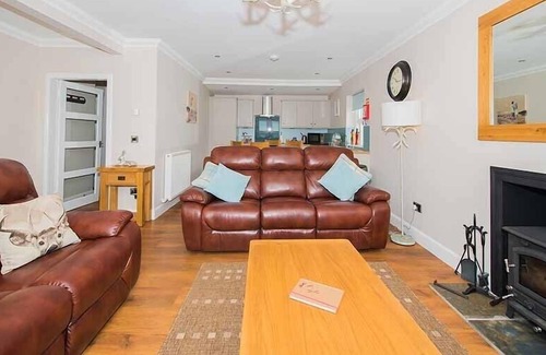 Cupar Cottage | Maple Cottage with Hot Tub near Cupar, Fife