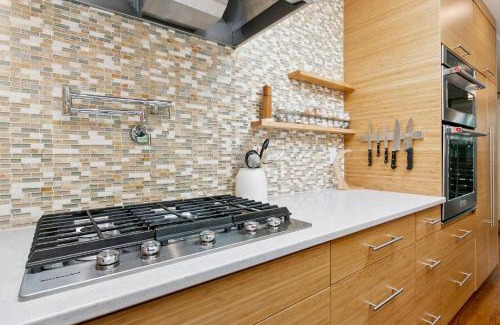 Martinez Park House | Maple Courtyard - Old Town with King Suite & Piano