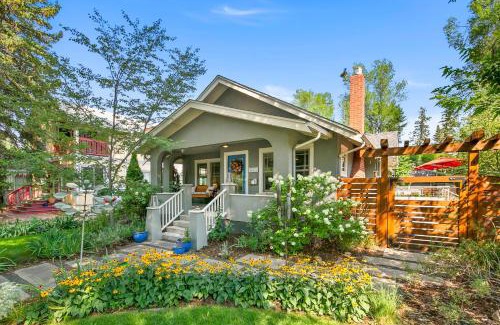 Martinez Park House | Maple Courtyard - Old Town with King Suite & Piano