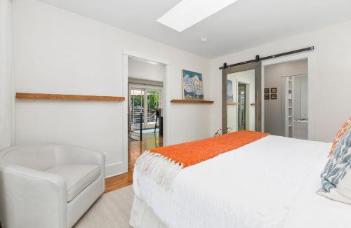Martinez Park House | Maple Courtyard - Old Town with King Suite & Piano