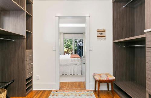 Martinez Park House | Maple Courtyard - Old Town with King Suite & Piano
