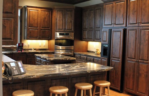 Alexandria House | Maple Drive Lodge: Ideal Retreat for Large Groups & Families