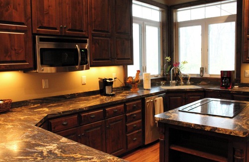 Alexandria House | Maple Drive Lodge: Ideal Retreat for Large Groups & Families