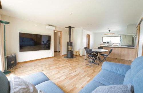 Asahikawa House | Charming Maple Farm: Family-Friendly Retreat with High Ratings