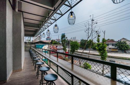 Tanjung Duren Utara Hotel | Budget-Friendly Maple Hotel Grogol with Family Amenities