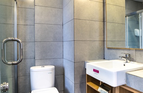 Tanjung Duren Utara Hotel | Cozy Maple Hotel Jakarta: Family-Friendly and Accessible Stay