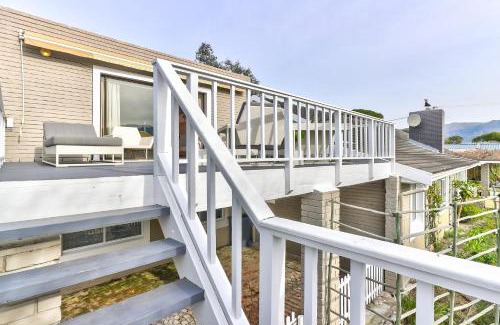 Bergvliet Apartment | Maple Residence: Family-Friendly Retreat with Top Reviews