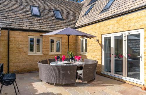 Ebrington House | Maple House: 4-Star Retreat with Pet-Friendly Amenities
