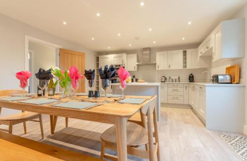 Ebrington House | Maple House: 4-Star Retreat with Pet-Friendly Amenities