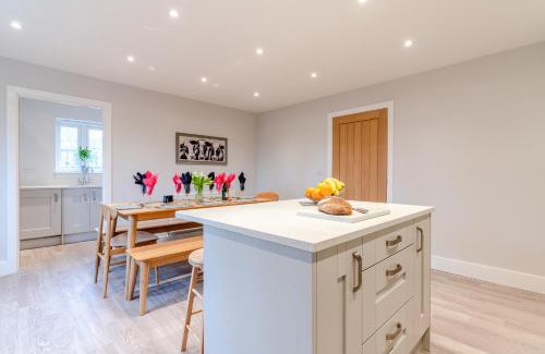 Ebrington House | Maple House: 4-Star Retreat with Pet-Friendly Amenities