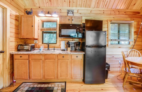 White Haven Cabin | Cozy Tiny Cabin Retreat in the Woods - Pet Friendly Getaway