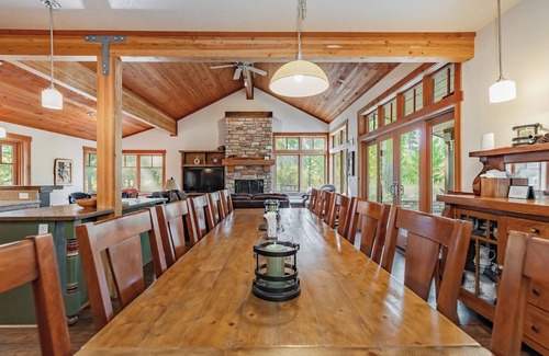 Cle Elum House | Maple Leaf Getaway: Private Suite: Hot Tub