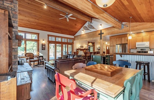 Cle Elum House | Maple Leaf Getaway: Private Suite: Hot Tub