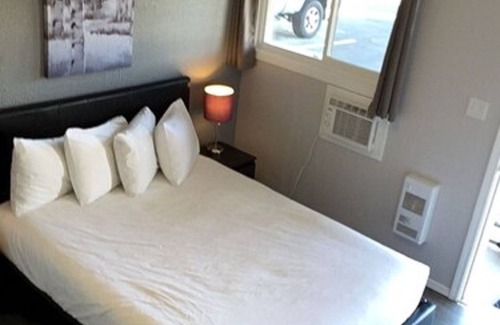 Okanagan-Similkameen Hotel | Top-Rated Maple Leaf Motel & RV Resort with Pool & Breakfast