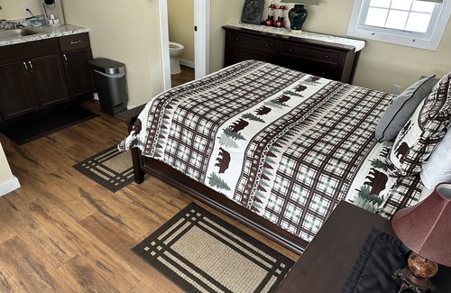 Schroon Lake Hotel | Oceanfront Maple Leaf Motel: Family-Friendly Getaway