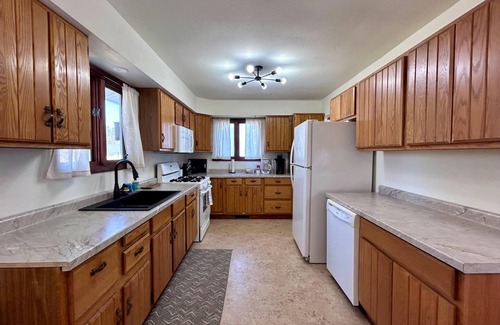 Bergland House | Maple Leaf Retreat: Top-Rated Lake View Getaway
