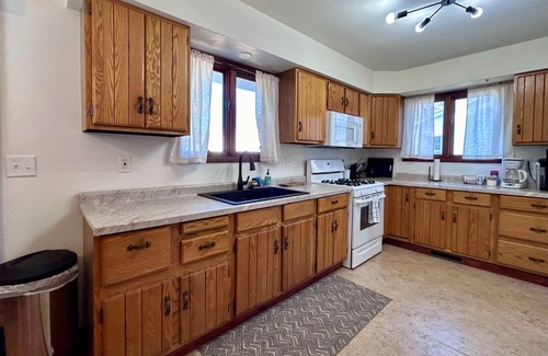 Bergland House | Maple Leaf Retreat: Top-Rated Lake View Getaway